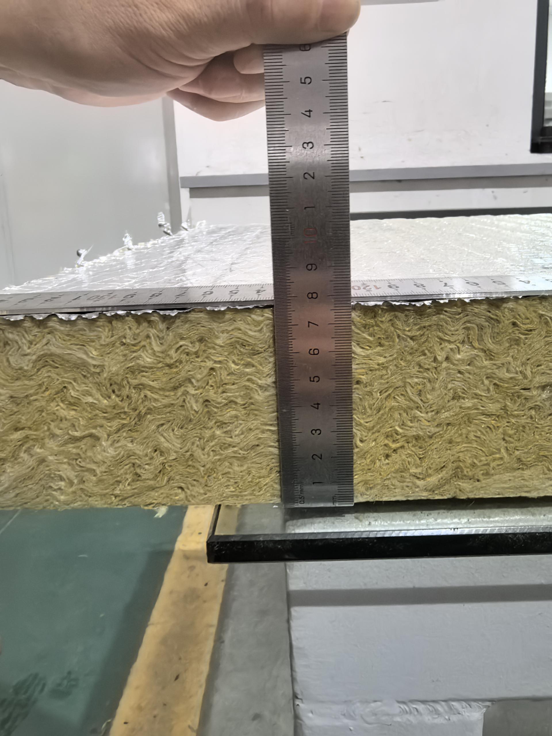 單面鋁箔巖棉板生產發貨現場